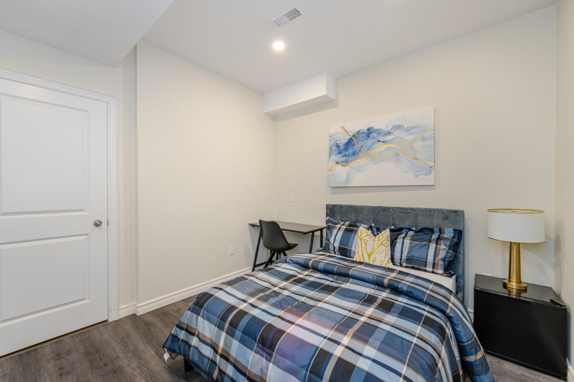 Private Basement Bedrooms In Оквилль Экстерьер фото