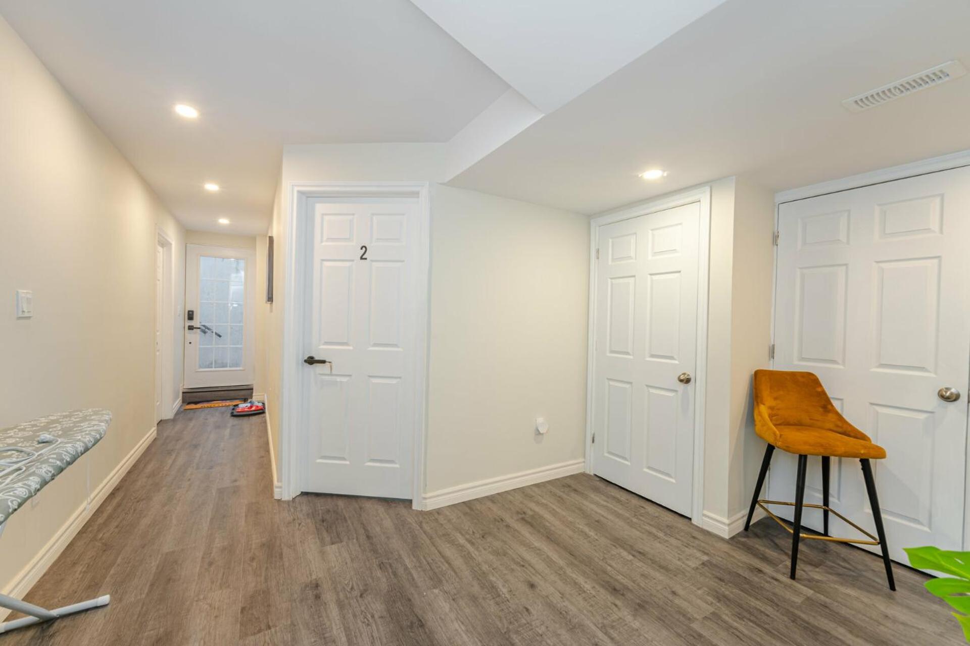 Private Basement Bedrooms In Оквилль Экстерьер фото