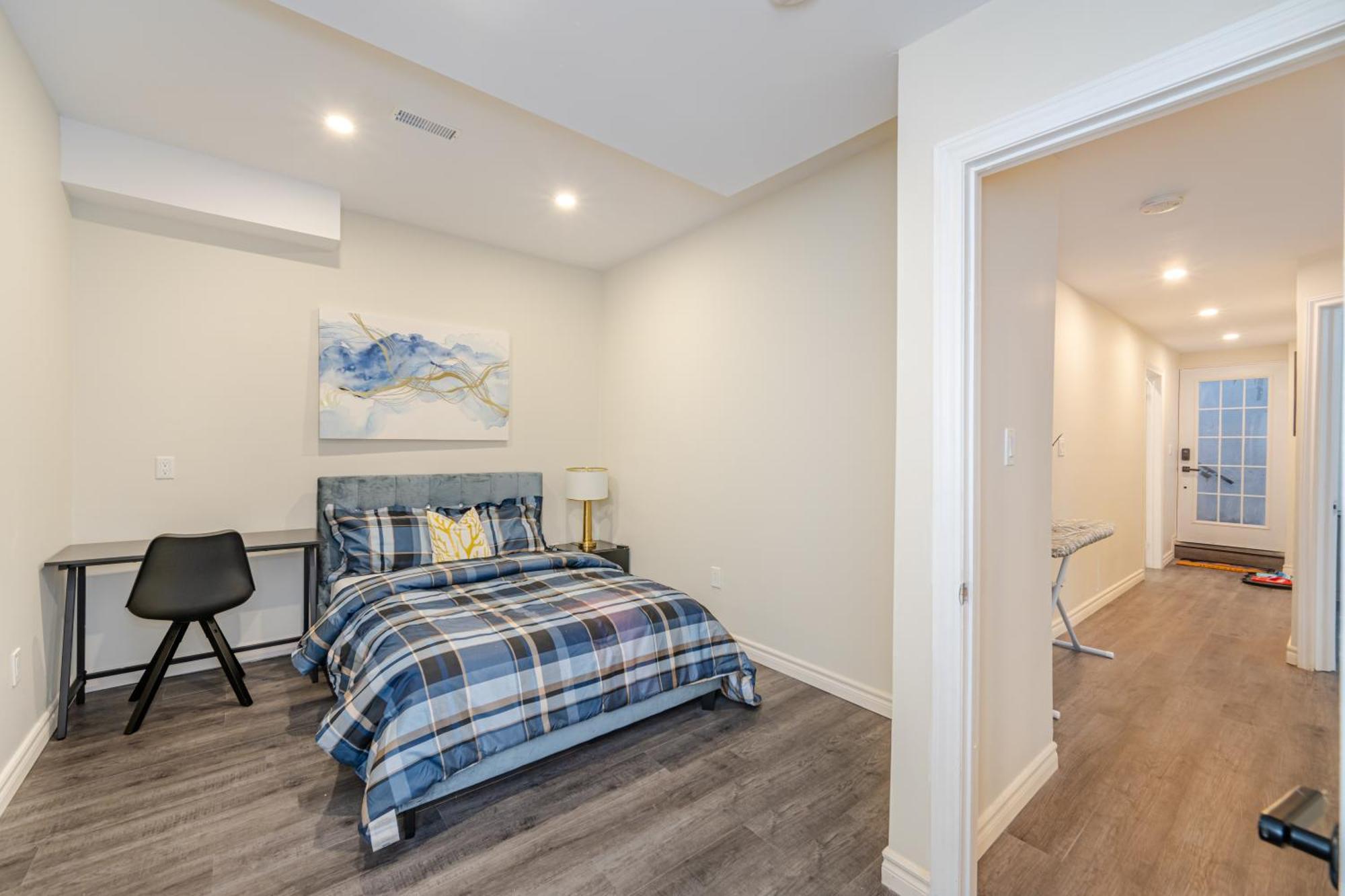 Private Basement Bedrooms In Оквилль Экстерьер фото