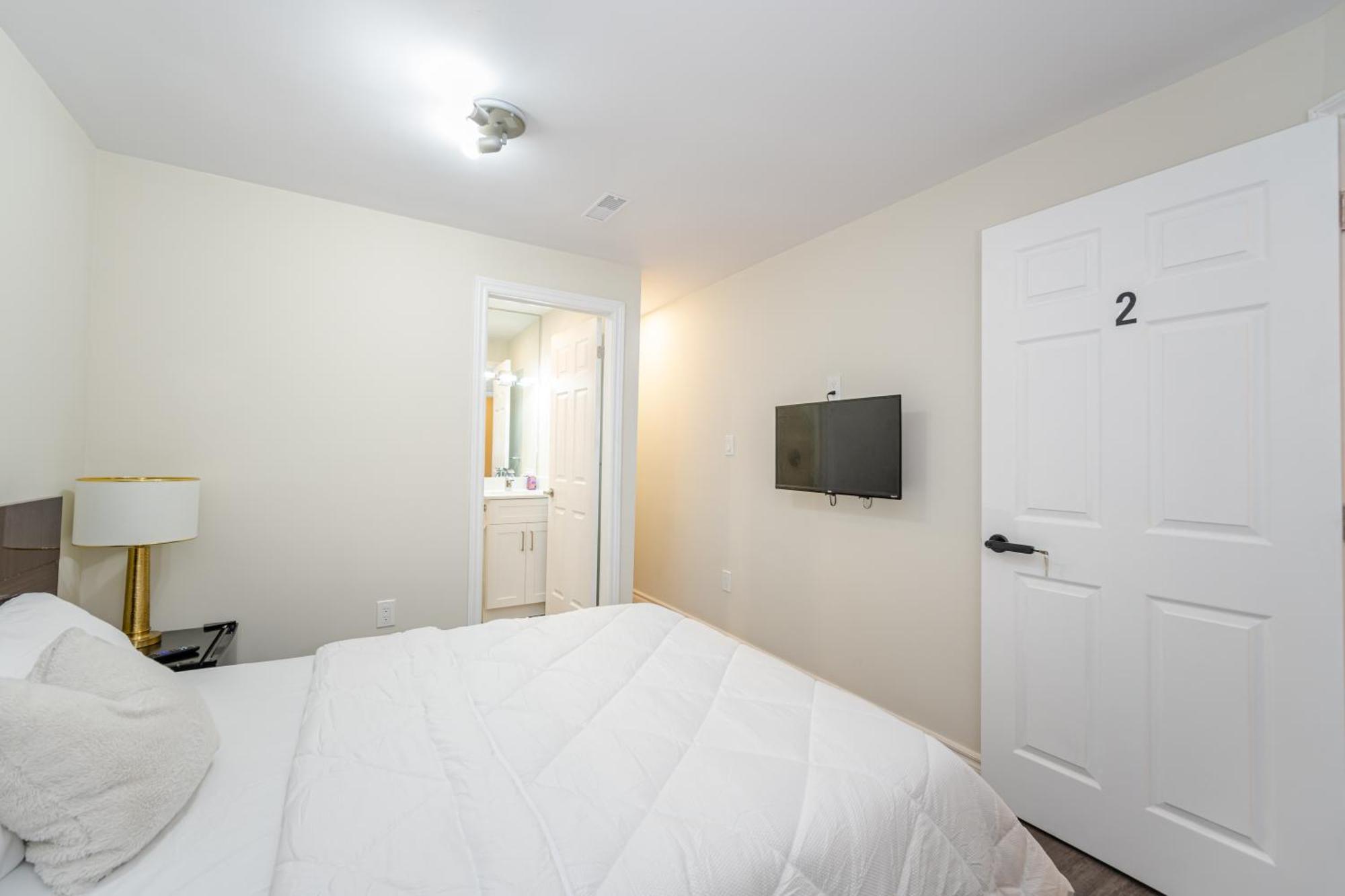 Private Basement Bedrooms In Оквилль Экстерьер фото