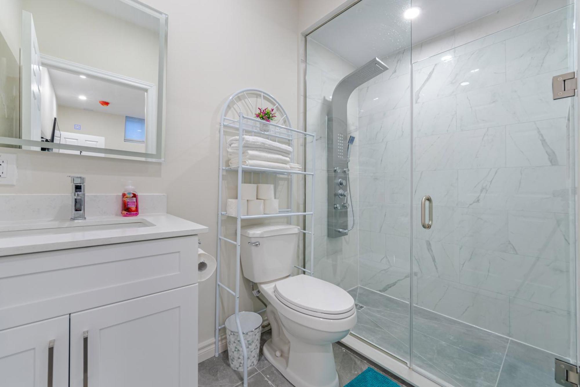Private Basement Bedrooms In Оквилль Экстерьер фото