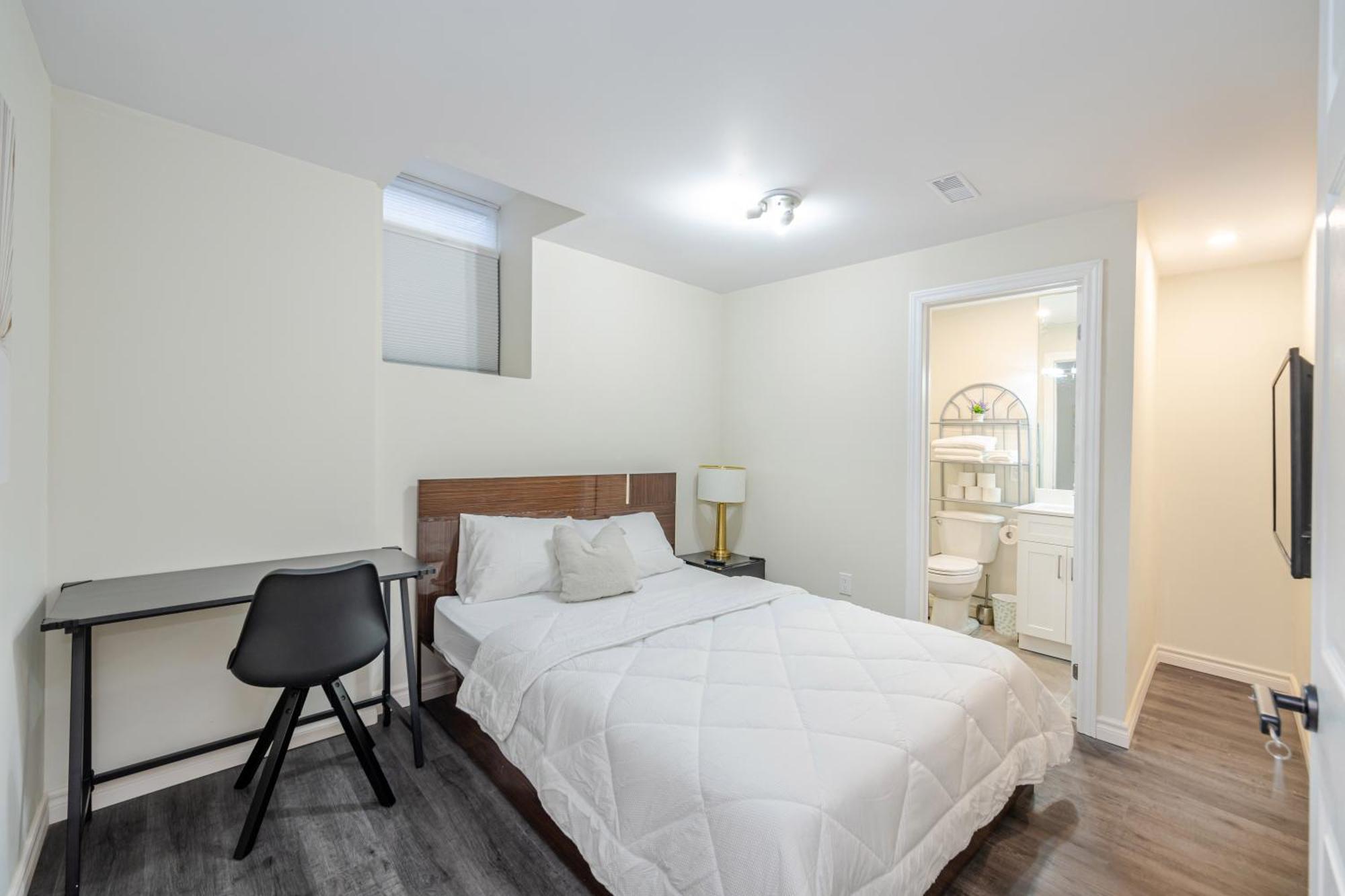 Private Basement Bedrooms In Оквилль Экстерьер фото