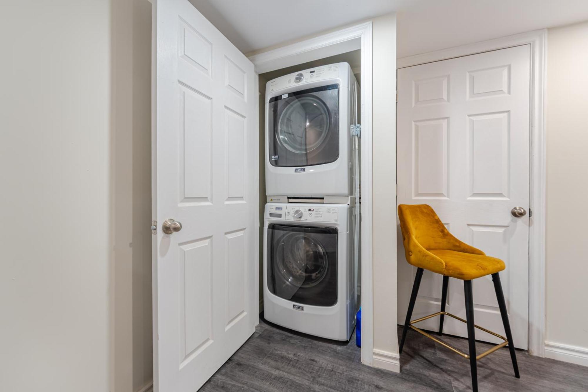Private Basement Bedrooms In Оквилль Экстерьер фото