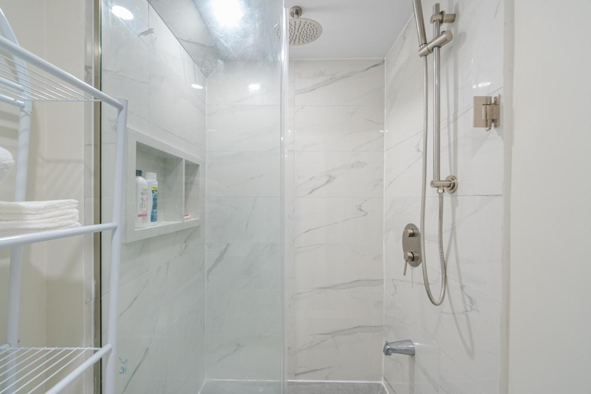 Private Basement Bedrooms In Оквилль Экстерьер фото