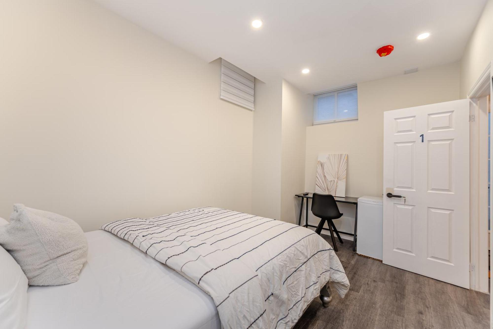 Private Basement Bedrooms In Оквилль Экстерьер фото