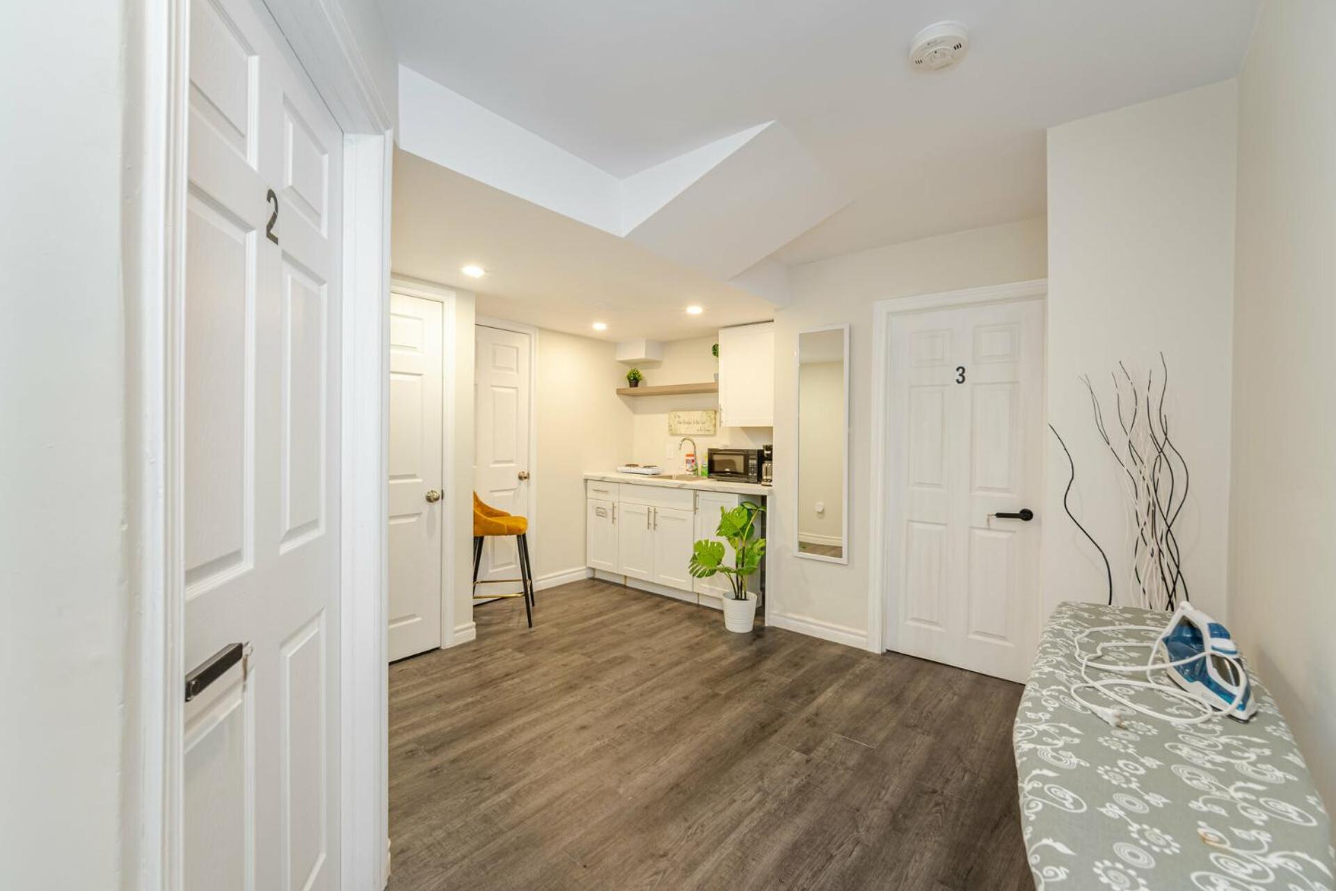 Private Basement Bedrooms In Оквилль Экстерьер фото