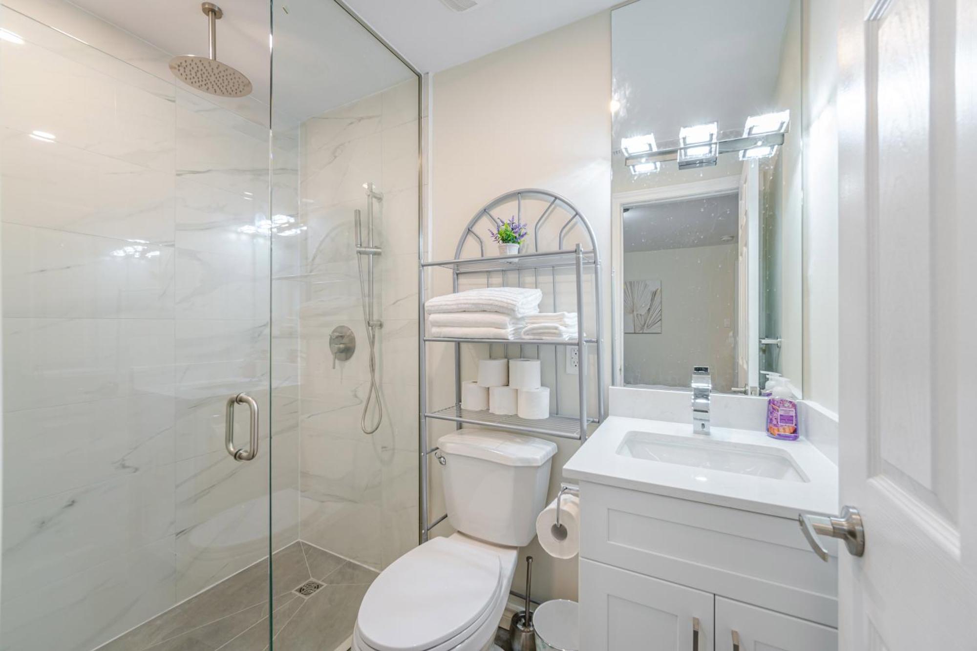 Private Basement Bedrooms In Оквилль Экстерьер фото
