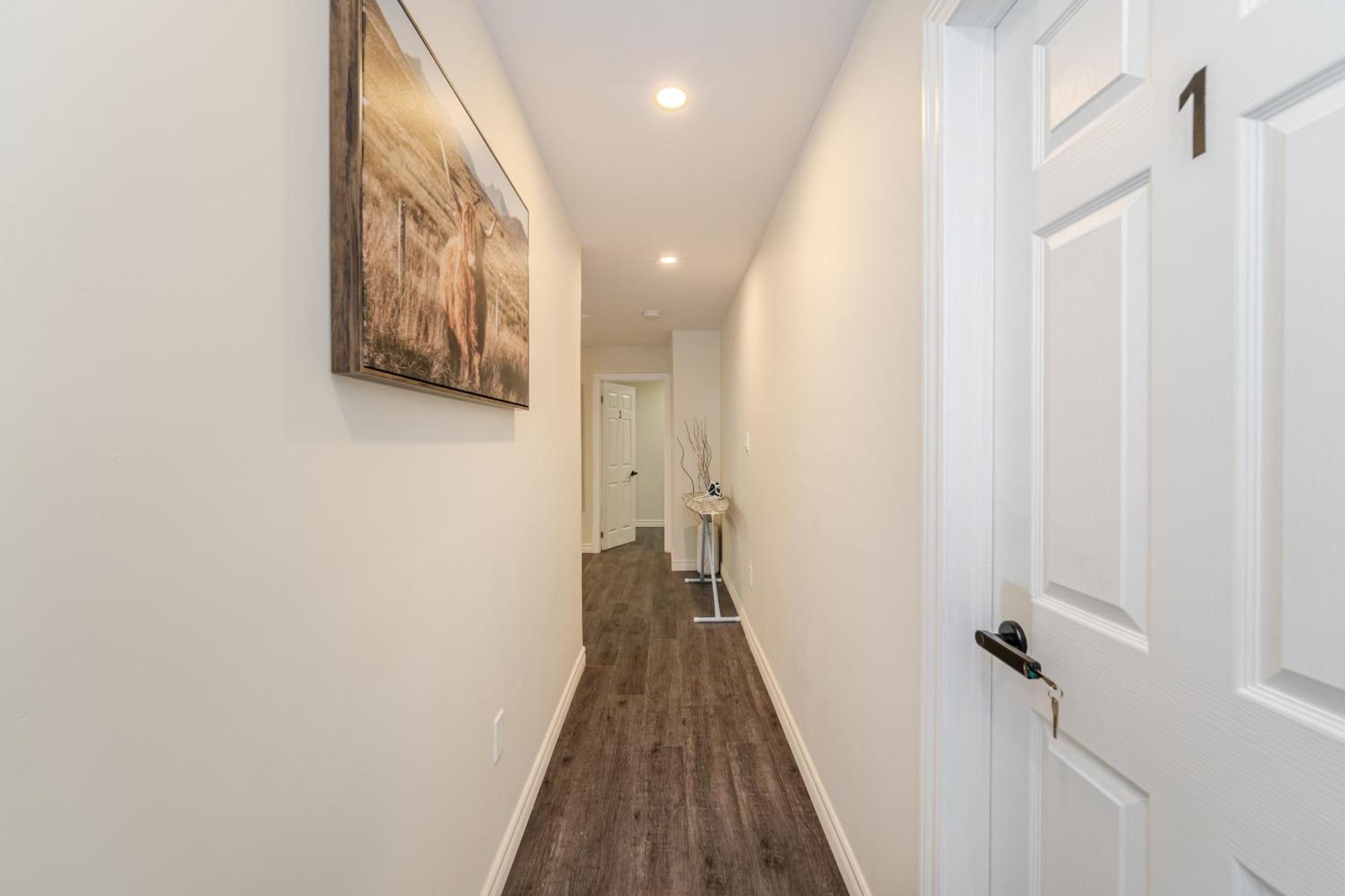 Private Basement Bedrooms In Оквилль Экстерьер фото