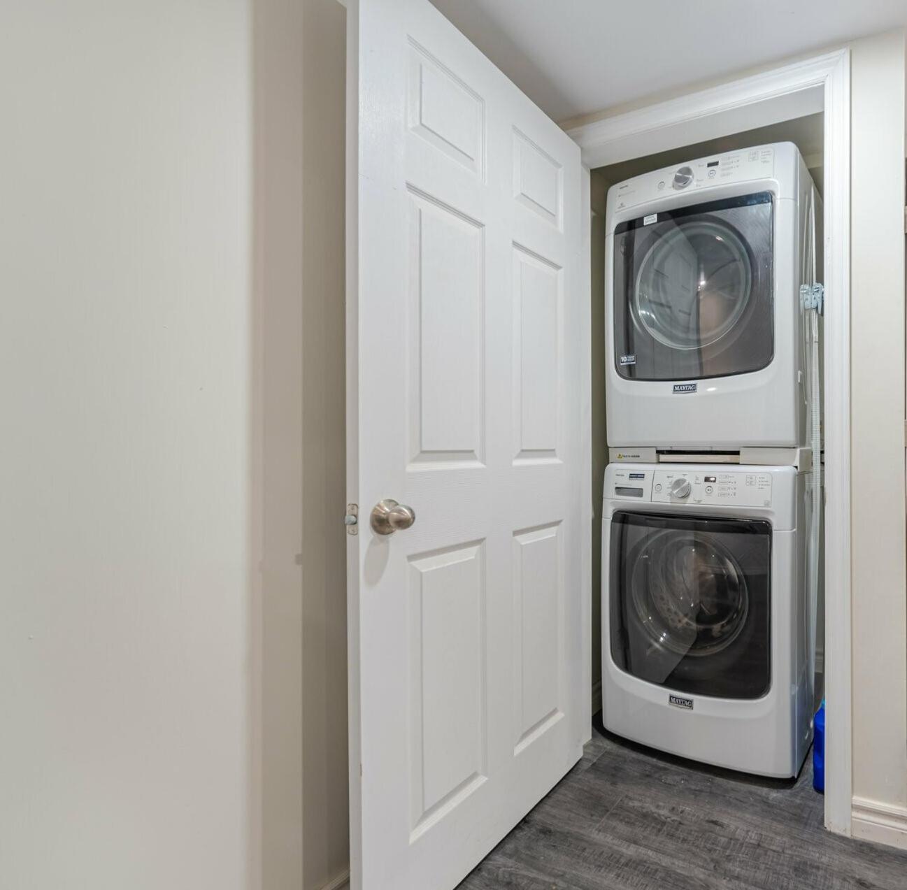 Private Basement Bedrooms In Оквилль Экстерьер фото