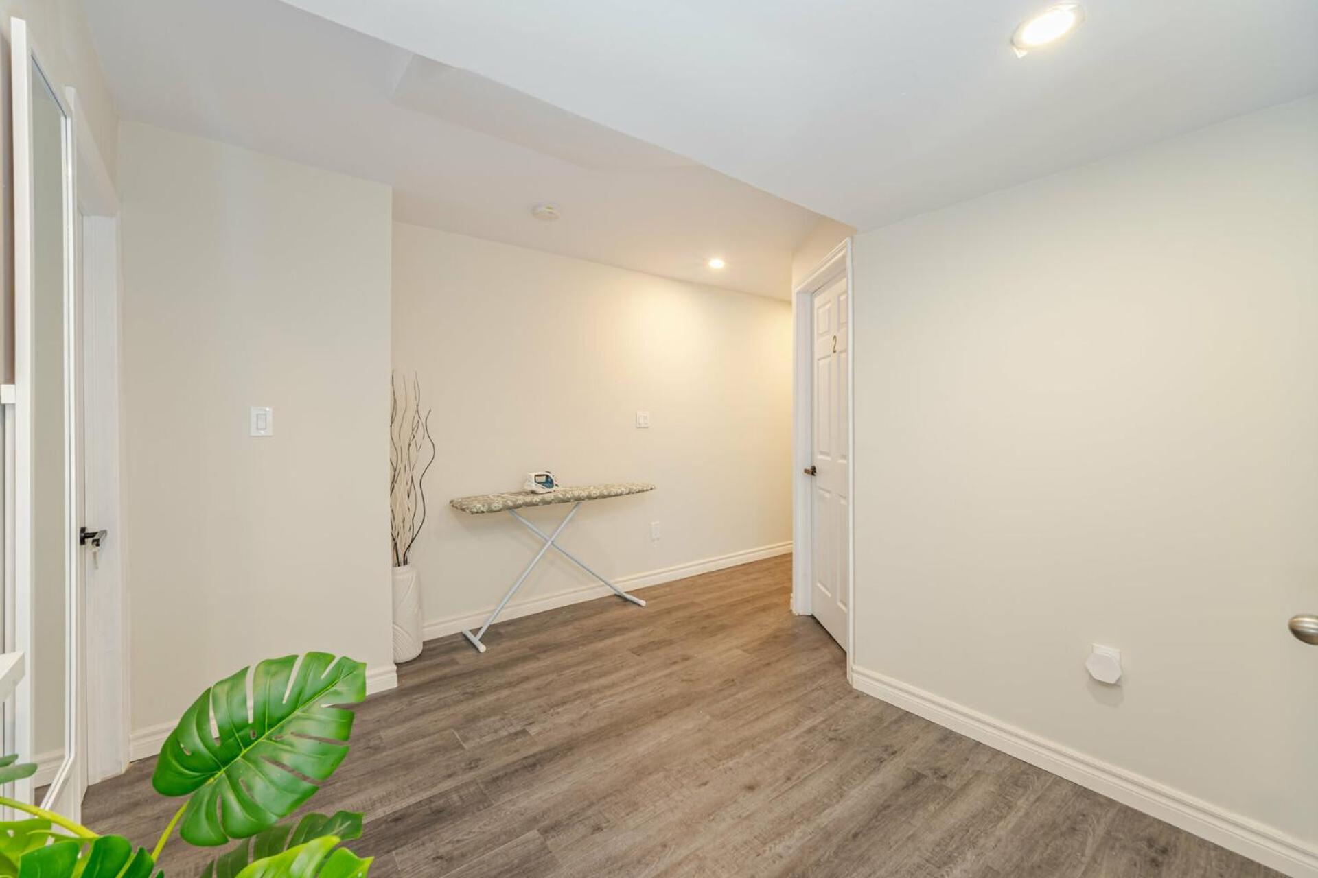 Private Basement Bedrooms In Оквилль Экстерьер фото