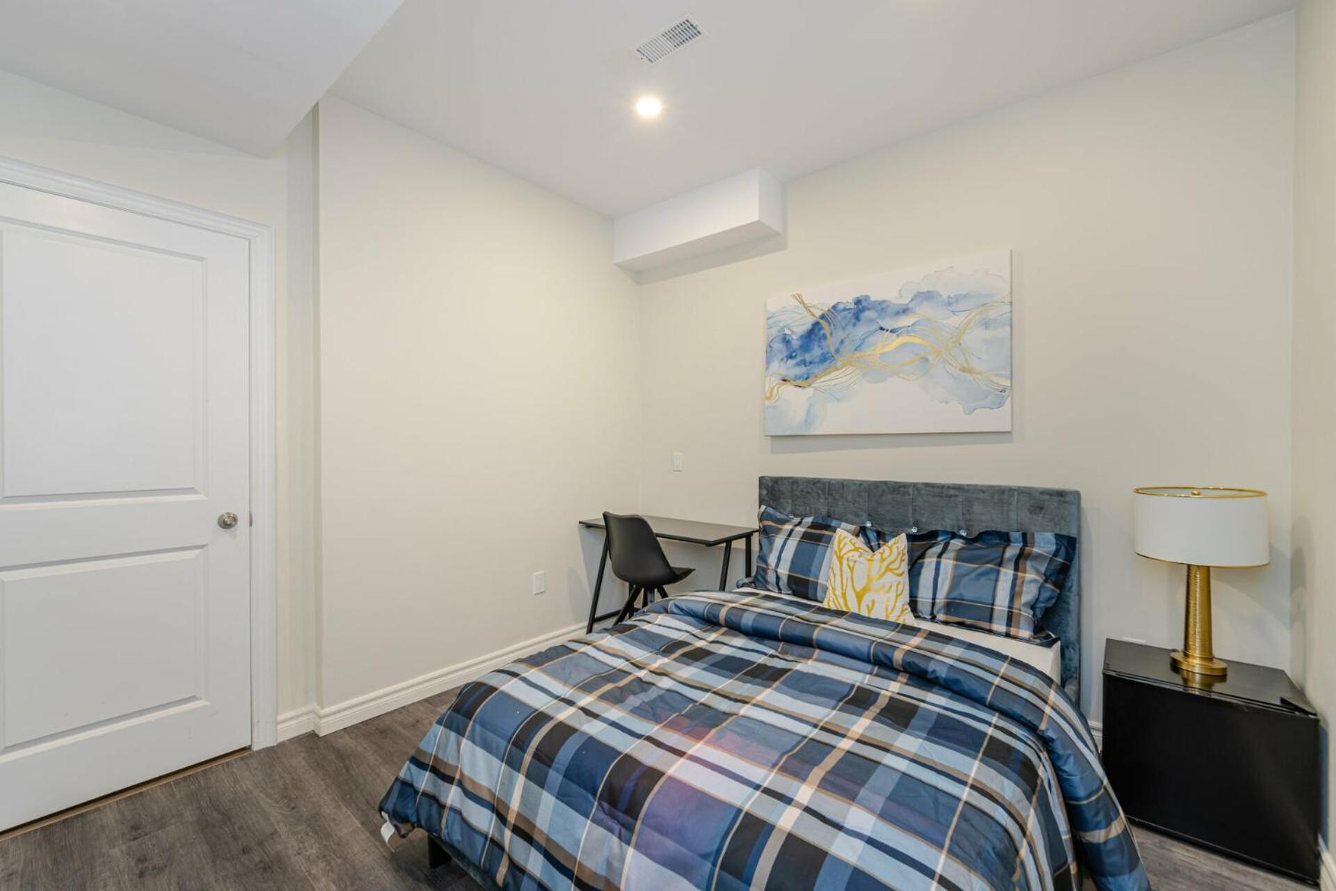Private Basement Bedrooms In Оквилль Экстерьер фото